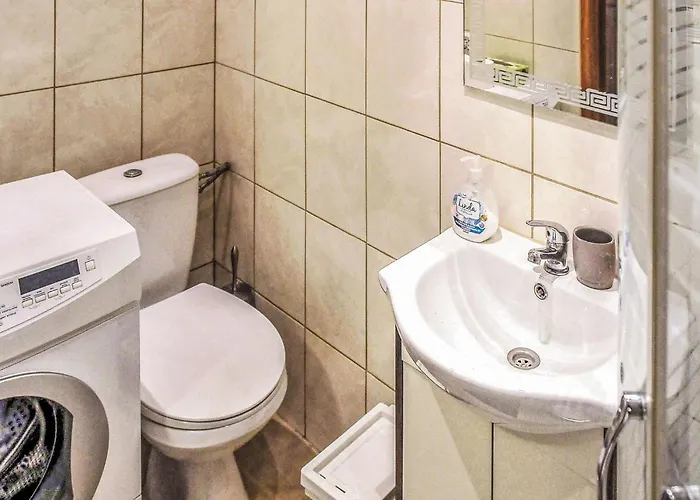 2 Bedroom Lovely In Будинок відпочинку Гдиня